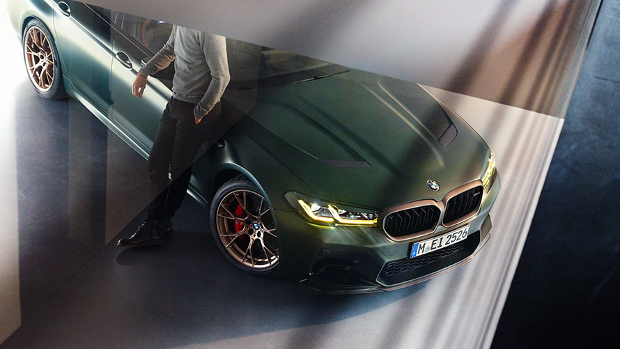 BMW M5 Competition F90 LCI Facelift 2020 bočný pohľad statický BMW M5 Competition F90 LCI Facelift 2020 BMW Individual Imola Red bočný pohľad statický