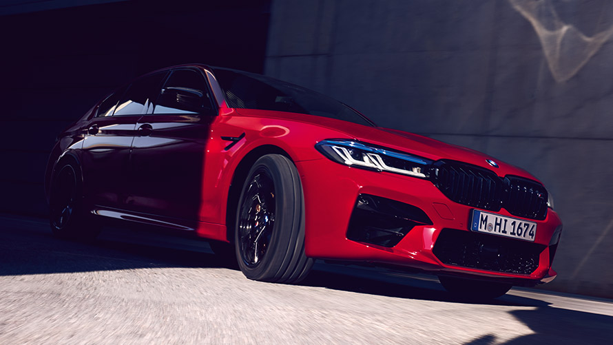 BMW M5 Competition F90 LCI Facelift 2020 predobočný pohľad statický BMW M5 Competition F90 LCI Facelift 2020 BMW Individual Imola Red predobočný pohľad statický