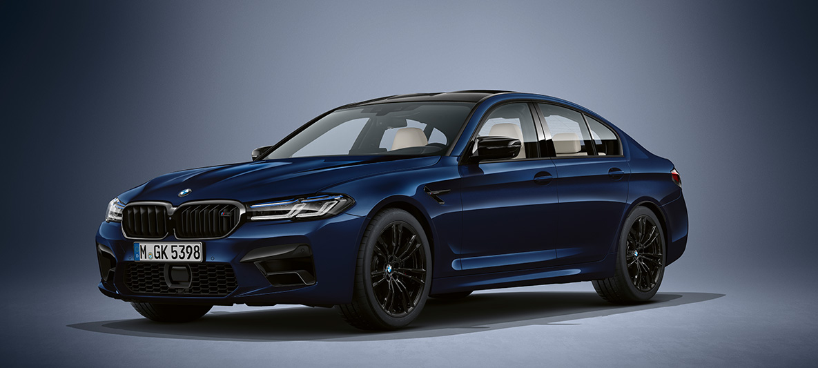 BMW Individual BMW M5 Sedan F90 2020 metalíza Tanzanite Blue BMW Individual BMW M5 Sedan F90 LCI Facelift 2020 metalíza Tanzanite Blue predobočný pohľad