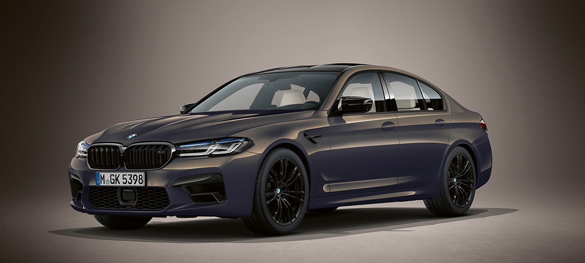 BMW Individual BMW M5 Sedan F90 2020 metalíza Alvite Grey BMW Individual BMW M5 Sedan F90 LCI Facelift 2020 metalíza Alvite Grey predobočný pohľad