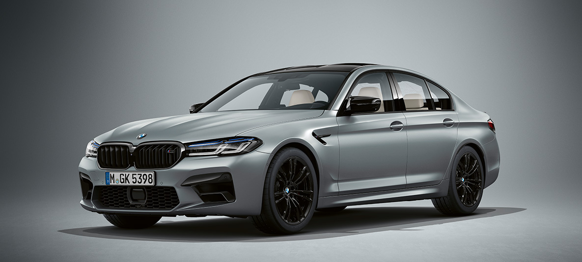 BMW Individual BMW M5 Sedan F90 2020 metalíza Frozen Bluestone BMW Individual BMW M5 Sedan F90 LCI Facelift 2020 metalíza Frozen Bluestone predobočný pohľad