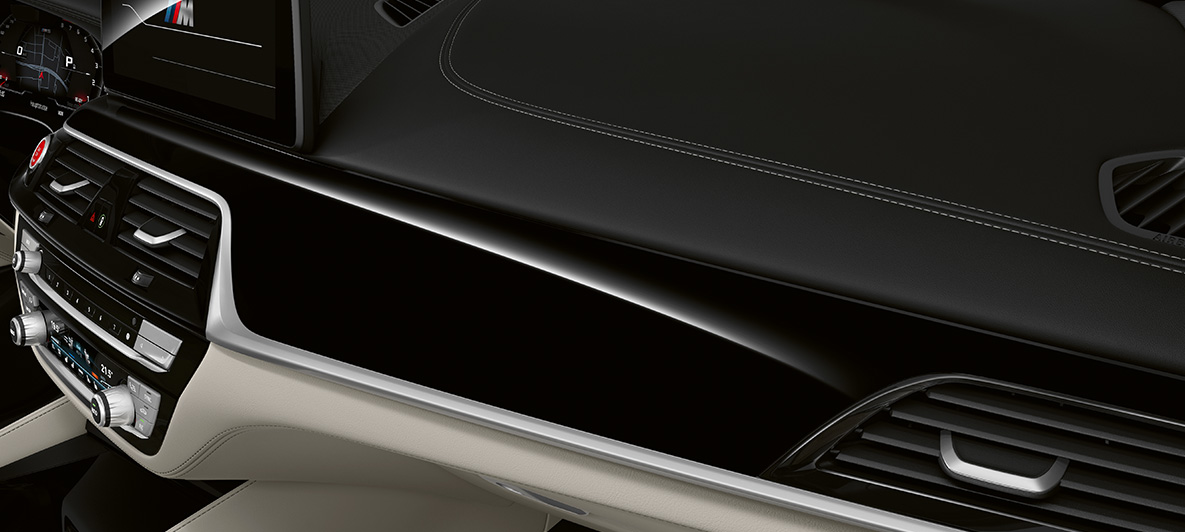 BMW Individual BMW M5 Sedan F90 2020 BMW Individual interiérové lišty Piano Finish Black BMW Individual BMW M5 Sedan F90 LCI Facelift 2020 BMW Individual interiérové lišty Piano Finish Black
