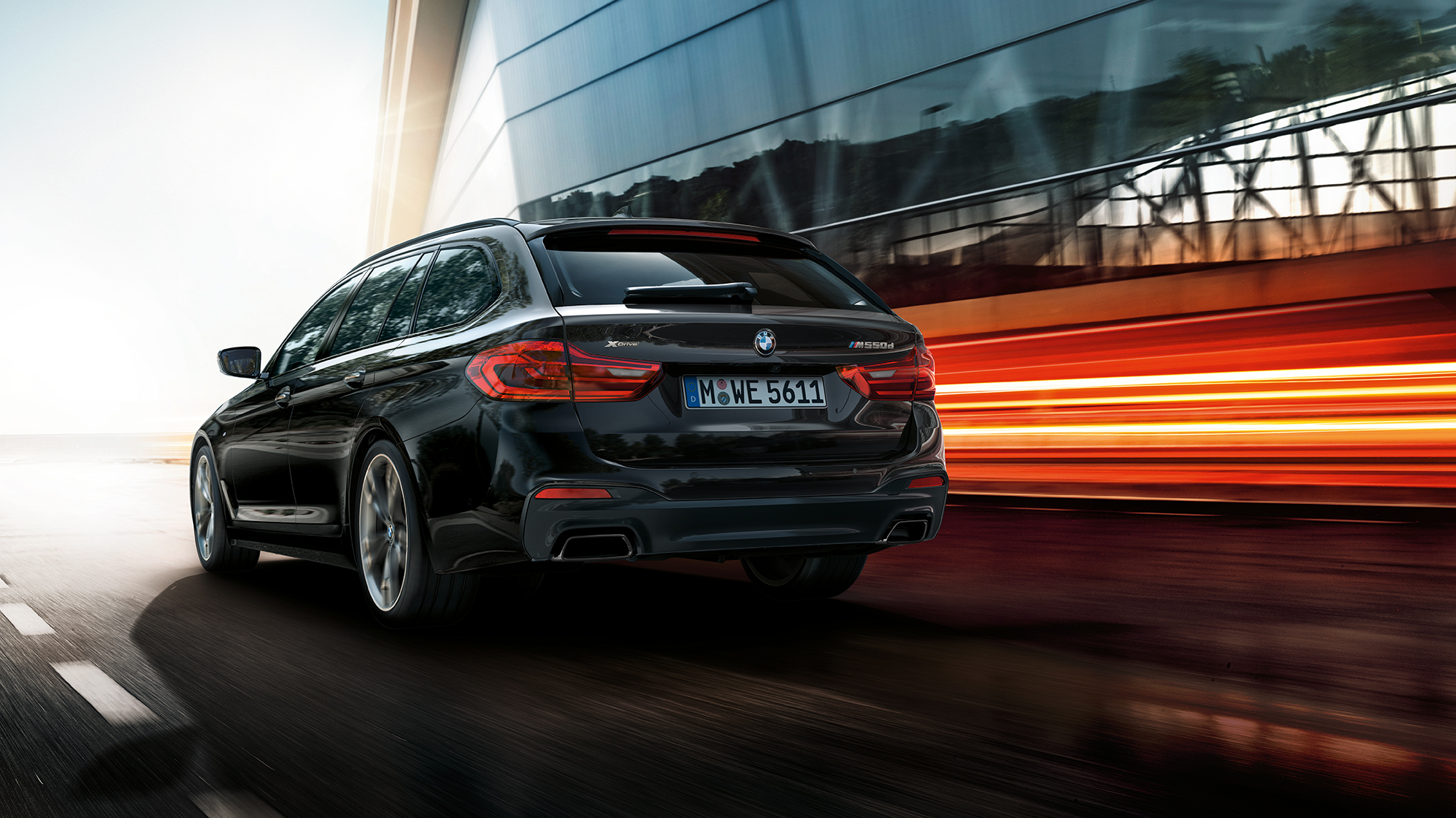 Zadobočný pohľad BMW M550d xDrive Touring BMW M550d xDrive Touring G31 metalíza Azurite Black zadobočný pohľad