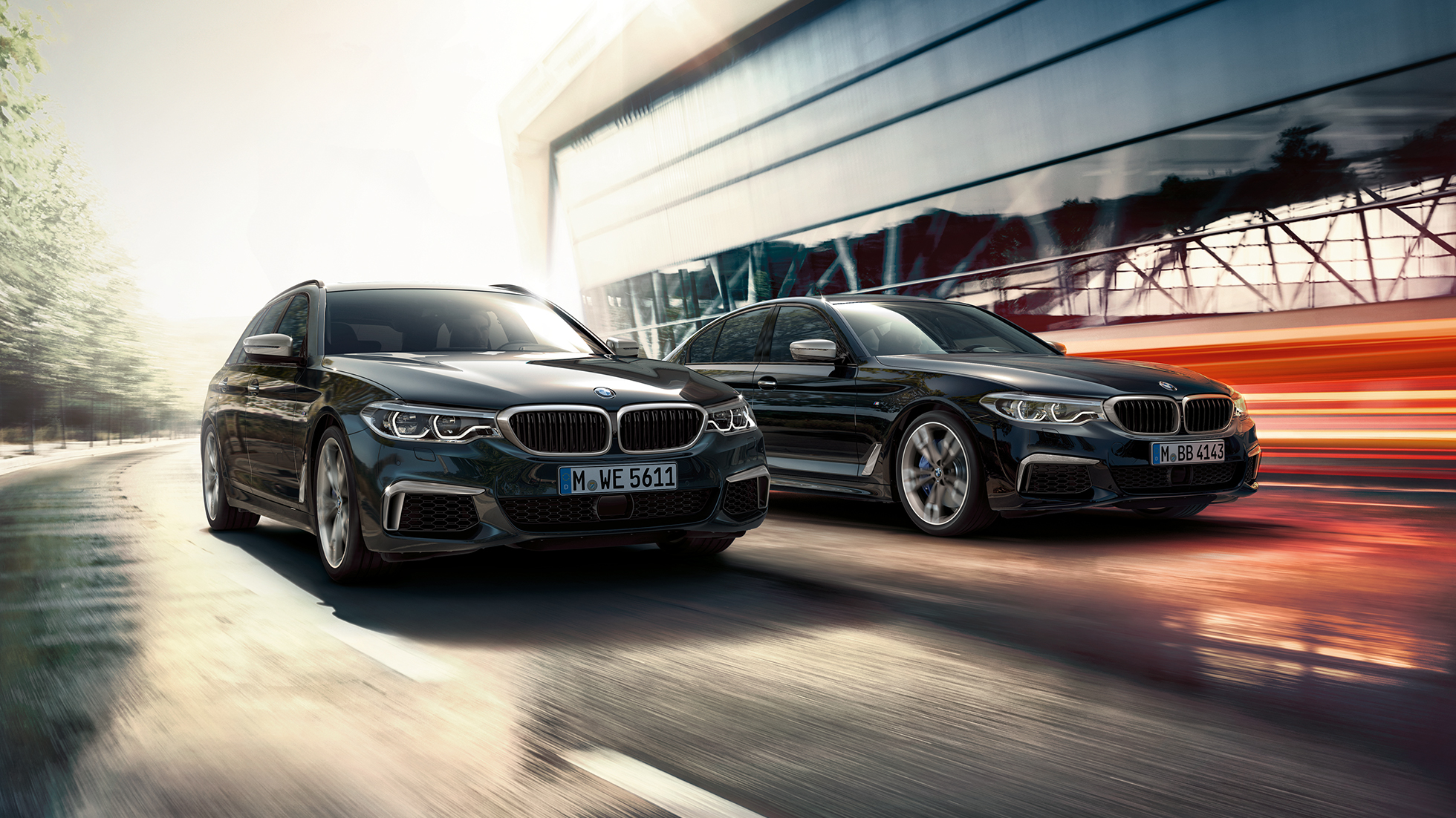 Jazdná dynamika BMW M550d xDrive Touring Jazdná dynamika BMW M550d xDrive Touring G31 metalíza Azurite Black predobočný pohľad BMW M550d xDrive Touring to najlepšie