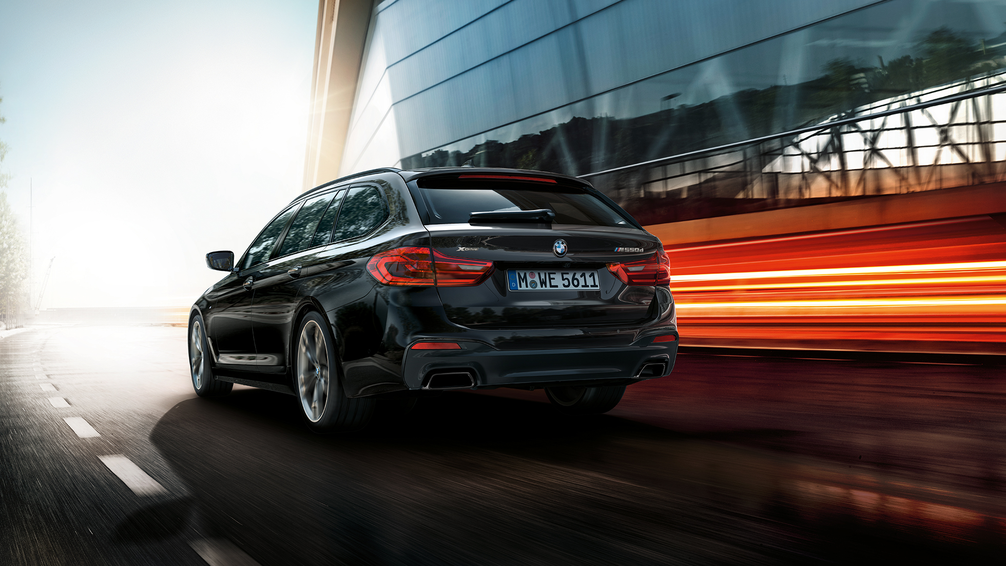 Dizajn exteriéru BMW M550d xDrive Touring Dizajn exteriéru BMW M550d xDrive Touring G31 metalíza Azurite Black zadobočný pohľad BMW M550d xDrive Touring to najlepšie