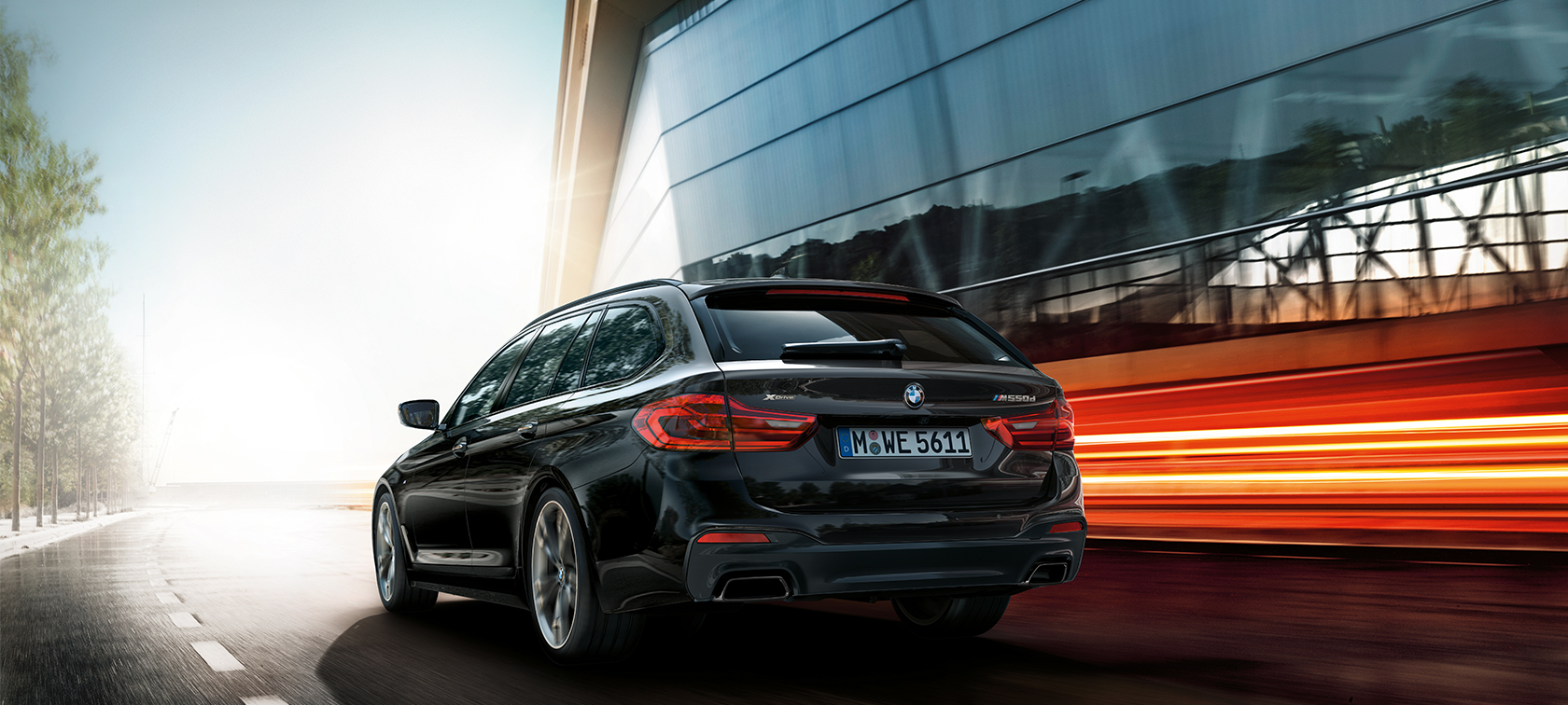 Zadobočný pohľad BMW M550d xDrive Touring BMW M550d xDrive Touring G31 metalíza Azurite Black zadobočný pohľad BMW M550d xDrive Touring
