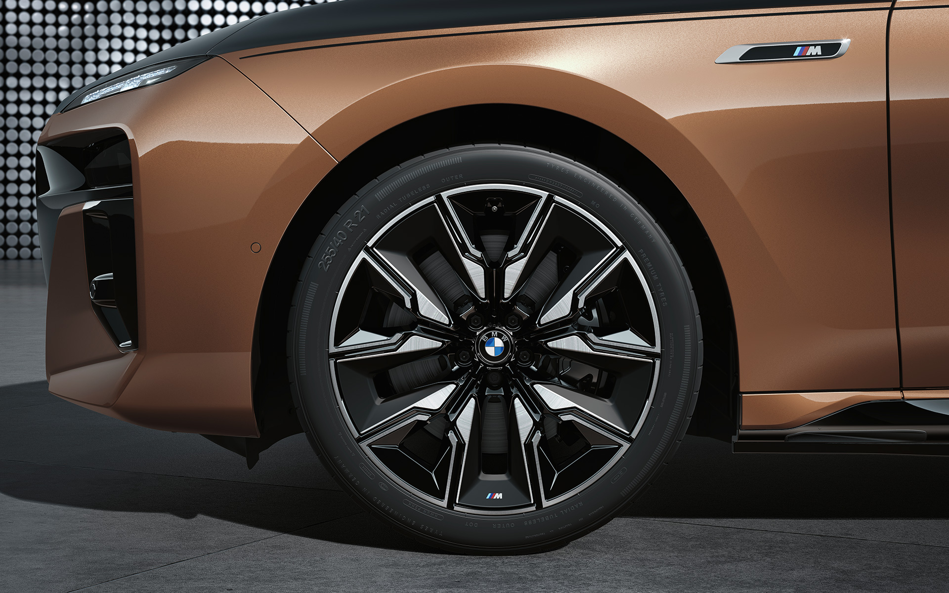 BMW i7 M70 xDrive Sedan G70 21-palcové M aerodynamické kolesá 909 M Multicolour