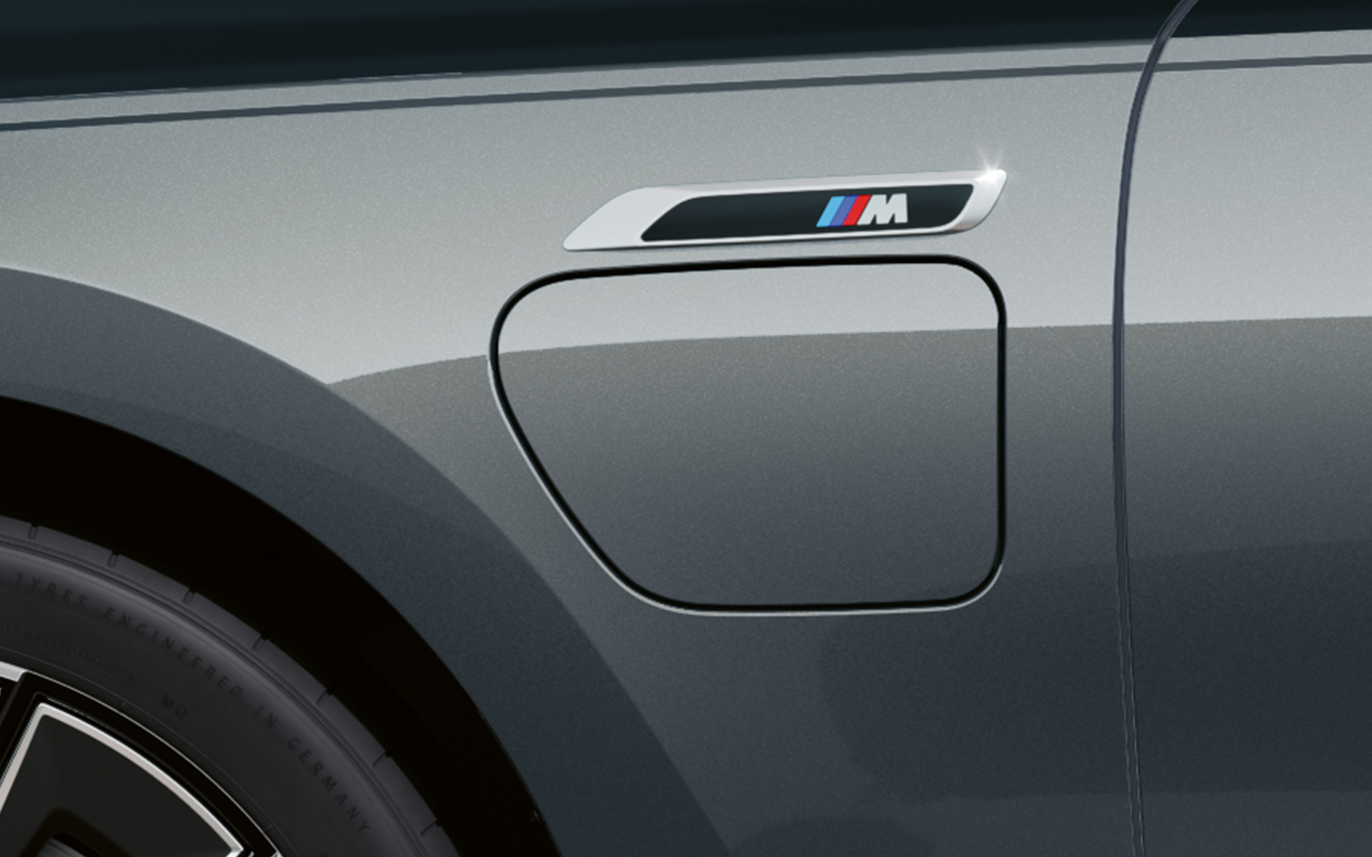M označenie BMW M760e xDrive Sedan G70 BMW Individual dvojfarebná metalíza Black Sapphire Dravite Grey detailný pohľad bočný