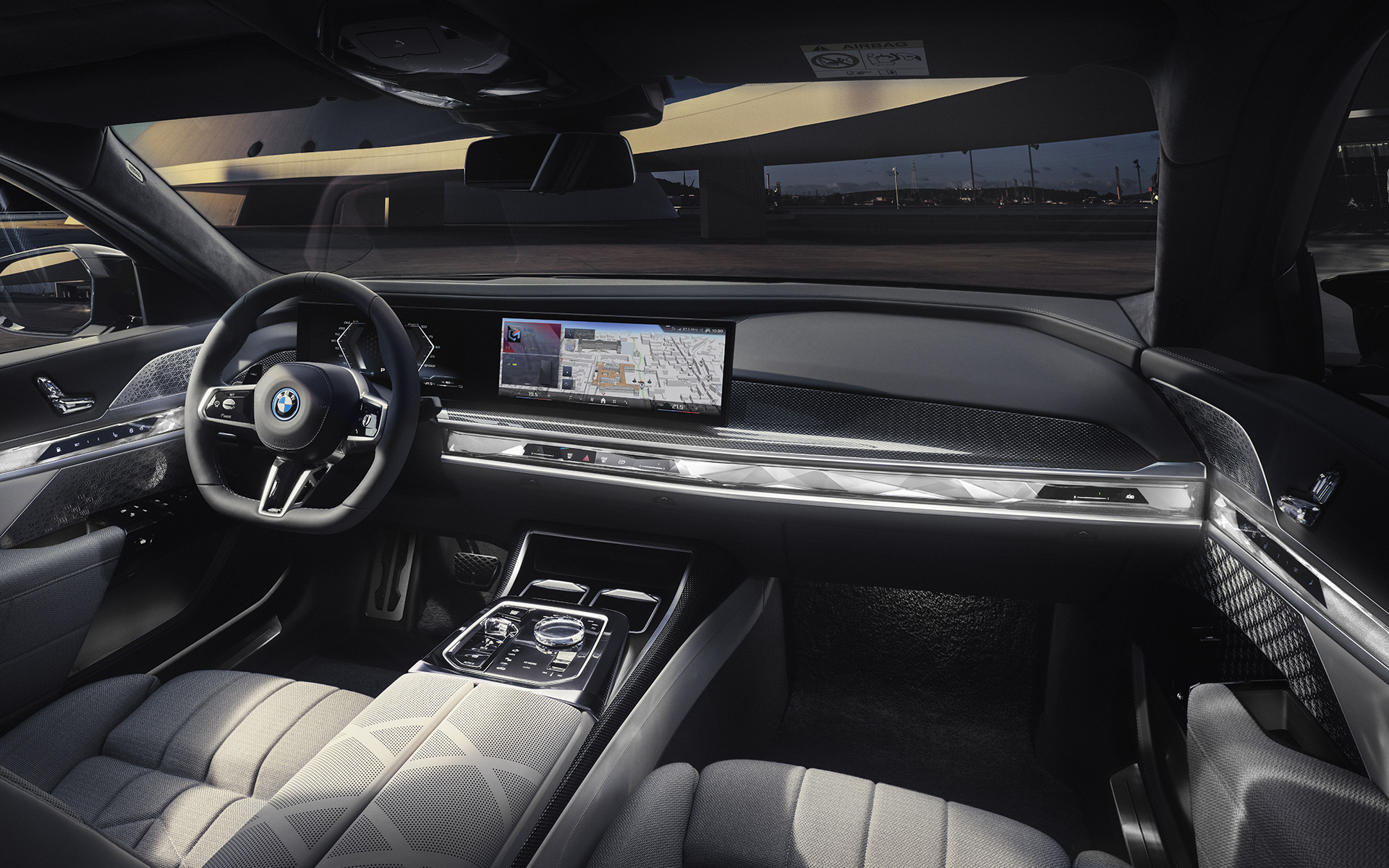 Interiér kokpit BMW M760e xDrive Sedan G70 pohľad zo strany predného spolujazdca