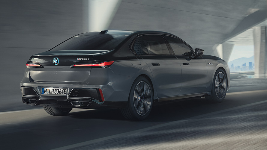 BMW M760e xDrive Sedan G70 M Performance balík BMW M760e xDrive Sedan G70 M Performance balík BMW Individual dvojfarebná metalíza Black Sapphire Dravite Grey zadobočný pohľad jazdný na ceste