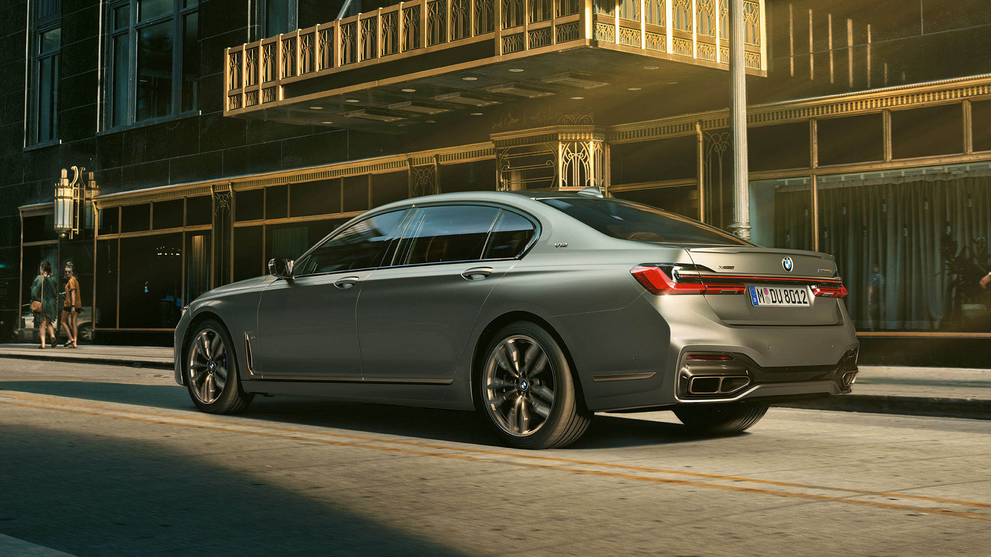 BMW M760Li xDrive Sedan s motorom V12 BMW M760Li xDrive Sedan, zadobočný pohľad s mestom a mrakodrapmi v pozadí