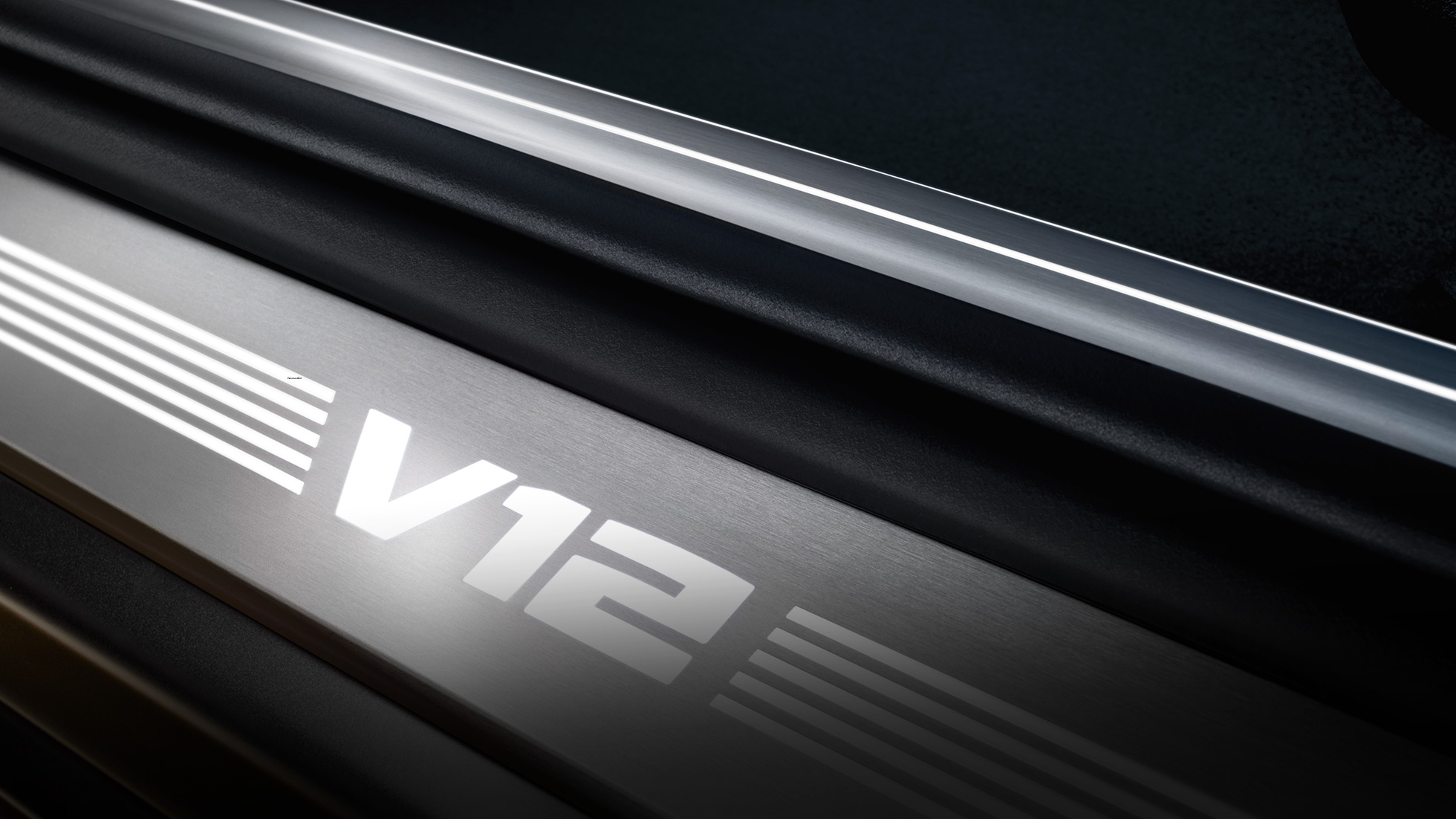 BMW prahové lišty s nápisom V12 BMW M760Li xDrive Sedan, interiér BMW M760Li