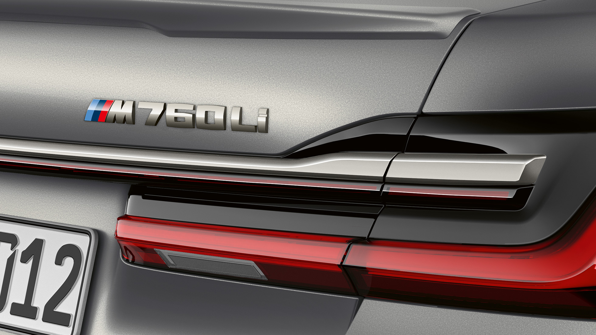 BMW M760Li xDrive Sedan, detail plakety BMW M760Li BMW M760Li xDrive Sedan, detail plakety BMW M760Li vzadu