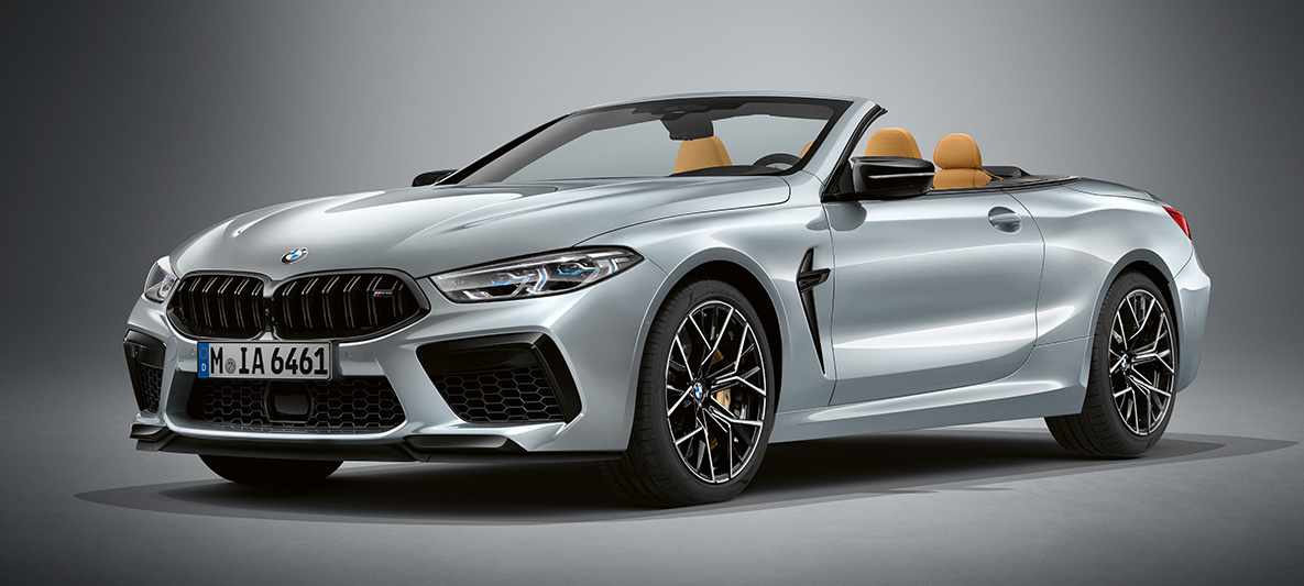 BMW Individual M8 Cabrio v metalickej farbe BMW Individual Pure metal Silver. BMW Individual M8 Cabrio v metalickej farbe BMW Individual Pure metal Silver, trojštvrťový predný pohľad.
