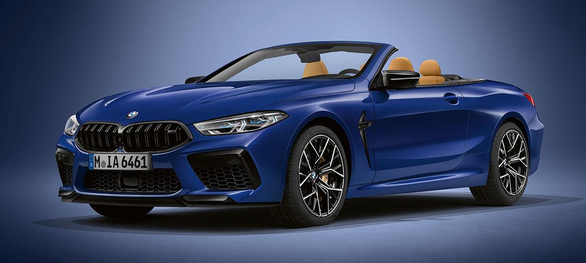BMW Individual M8 Cabrio v metalickej farbe BMW Individual Tanzanite Blue. BMW Individual M8 Cabrio v metalickej farbe BMW Individual Tanzanite Blue, trojštvrťový predný pohľad.