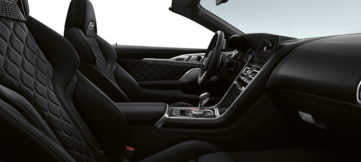 Kožené čalúnenie Merino | Black a BMW Individual interiérové lišty v čiernom klavírnom laku. BMW M8 Competition Cabrio, interiér čalúnený kožou Merino | Black a BMW Individual interiérové lišty v čiernom klavírnom laku.