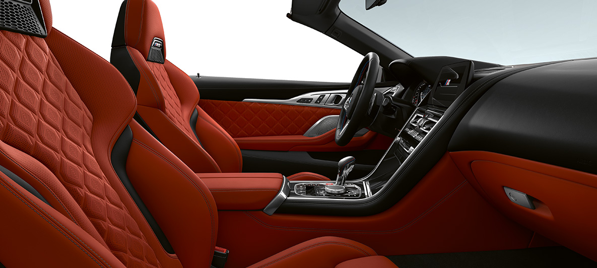 Kožené čalúnenie Merino | Sakhir Orange a BMW Individual interiérové lišty v čiernom klavírnom laku. BMW M8 Competition Cabrio, interiér čalúnený kožou Merino | Sakhir Orange a BMW Individual interiérové lišty v čiernom klavírnom laku.