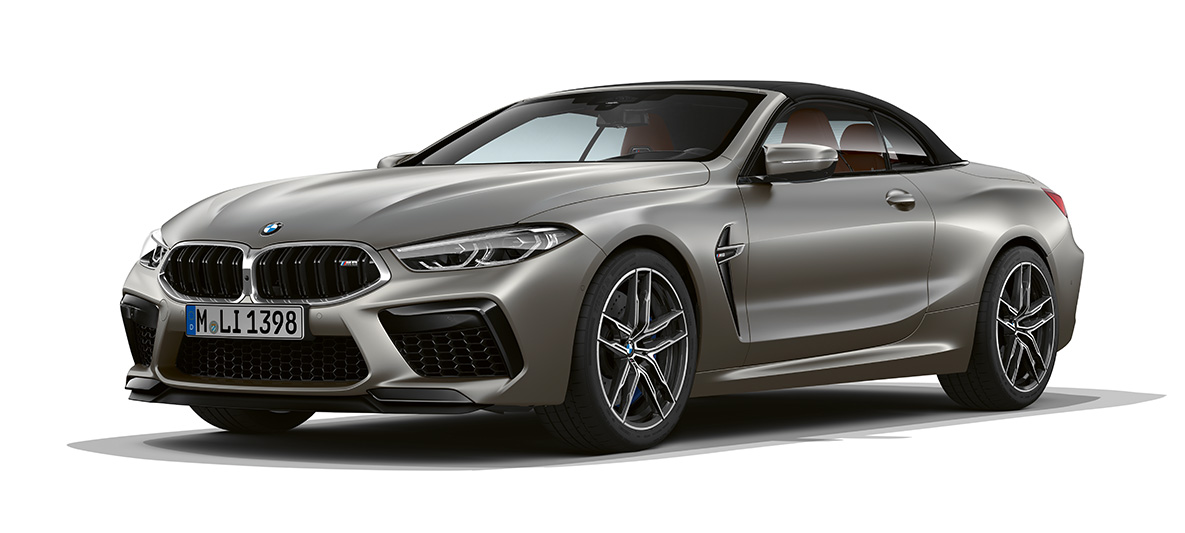 BMW M8 Cabrio, trojštvrťový bočný pohľad spredu. BMW M8 Cabrio vo farbe Frozen Dark Silver, trojštvrťový bočný pohľad spredu.