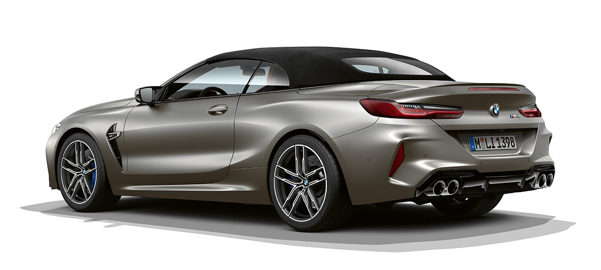 BMW M8 Cabrio, trojštvrťový bočný pohľad zozadu. BMW M8 Cabrio vo farbe Frozen Dark Silver, trojštvrťový bočný pohľad zozadu.