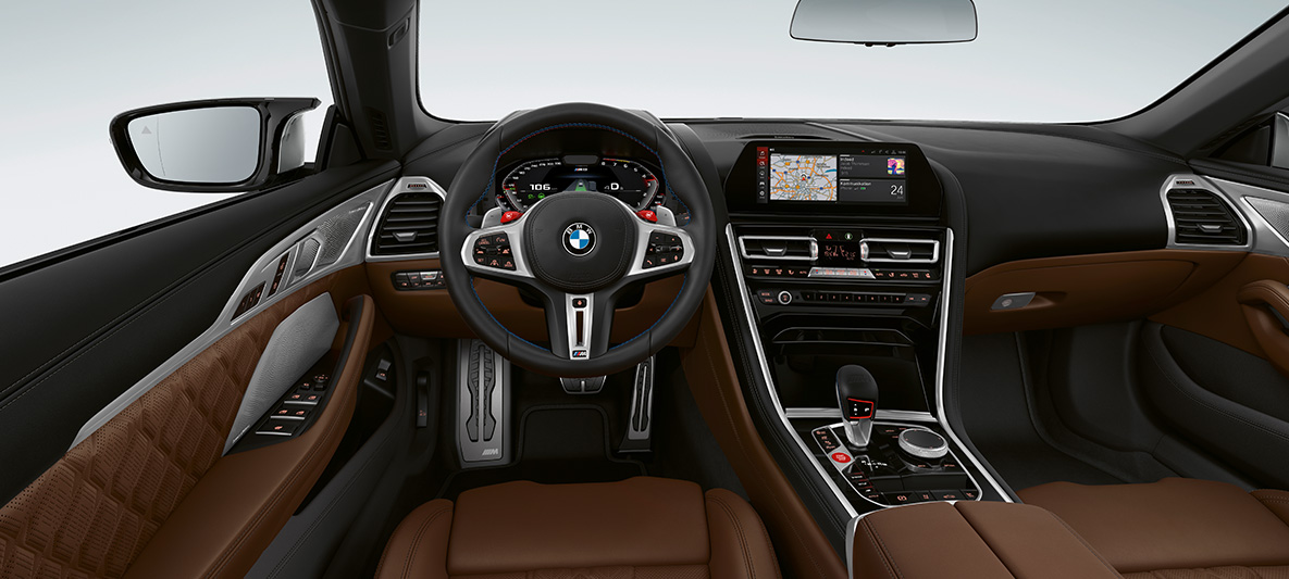 BMW M8 Cabrio, kokpit. BMW M8 Cabrio, kokpit s M koženým volantom s tlačidlami M1/M2 v červenej farbe.