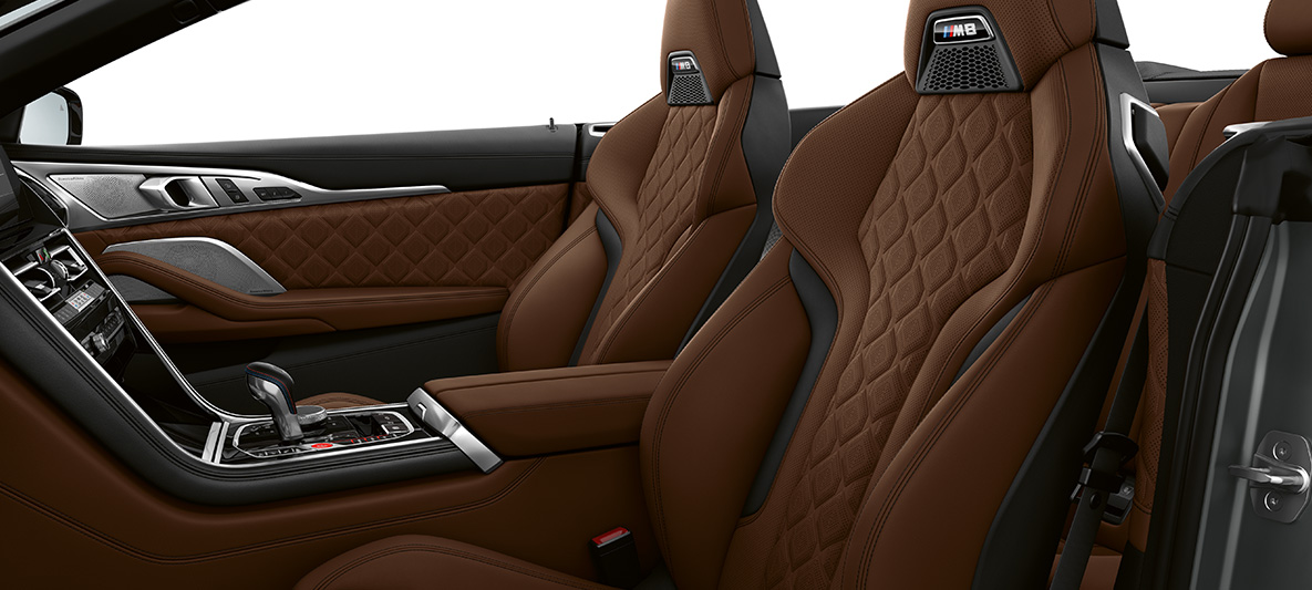 M Sport sedadlá so znakom M. BMW M8 Cabrio, interiér s M Sport sedadlami čalúnenými kožou Merino Taruma Brown.