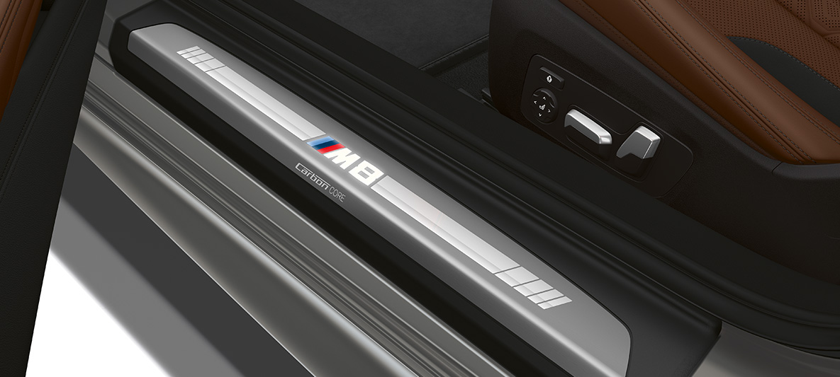 Nástupný prah s označením M8. Nástupný prah BMW M8 Cabrio so znakom M8.