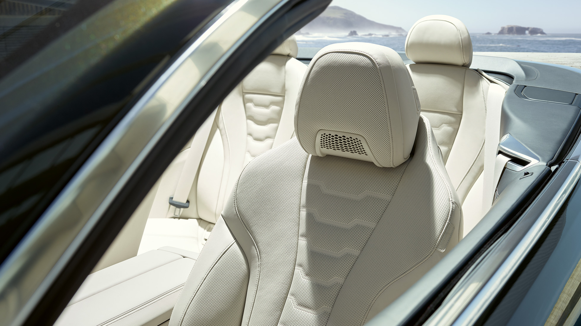 BMW M850i xDrive Cabrio, multifunkčné sedadlá pre vodiča a spolujazdca. BMW M850i xDrive Cabrio v metalickej farbe Dravit Grey s otvorenou strechou, interiér s multifunkčnými sedadlami s koženým čalúnením BMW Individual Merino Ivory White.