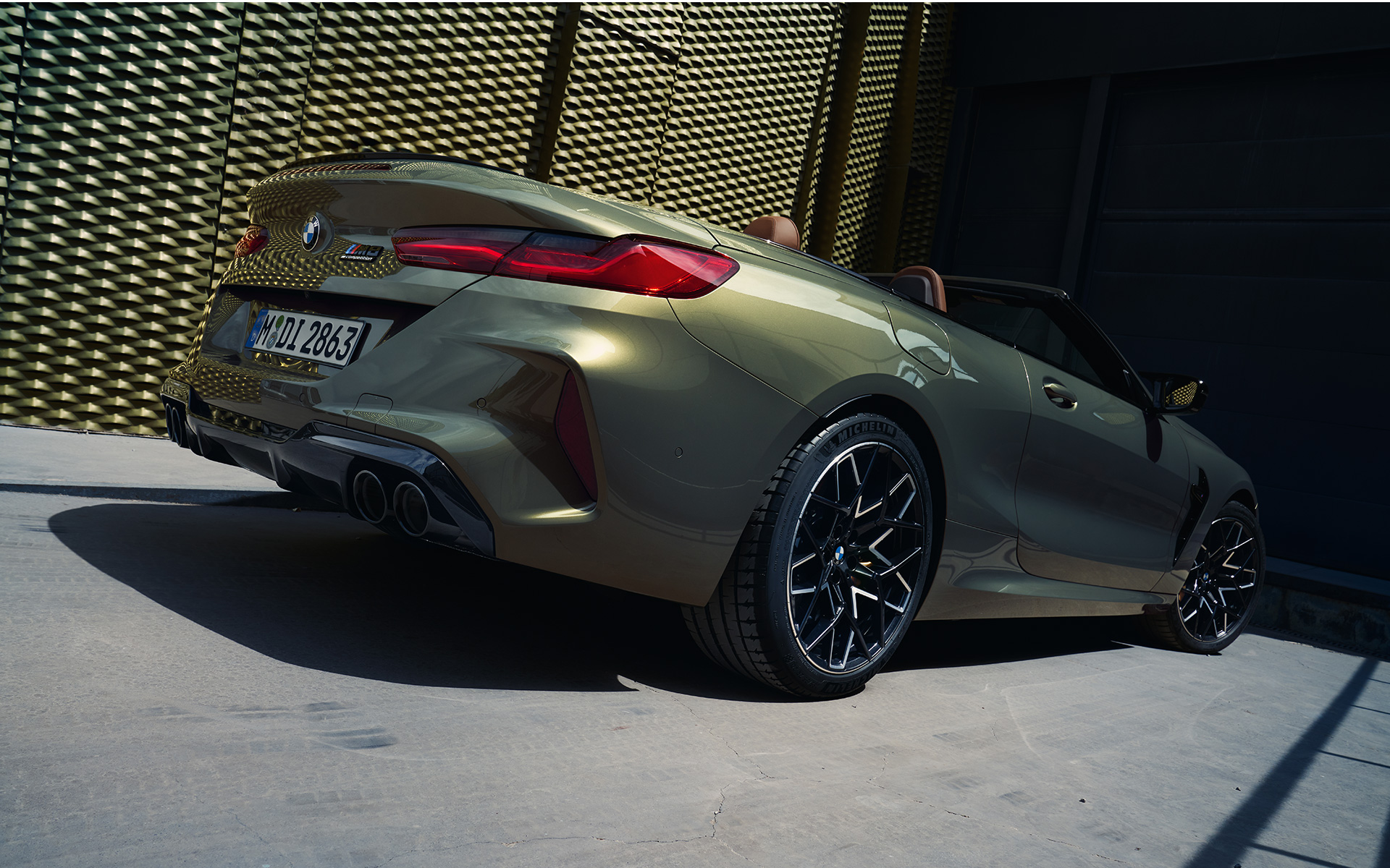 BMW M8 Competition Cabrio F91 LCI Facelift 2022 BMW Individual metalíza Brass zadobočný pohľad zdola