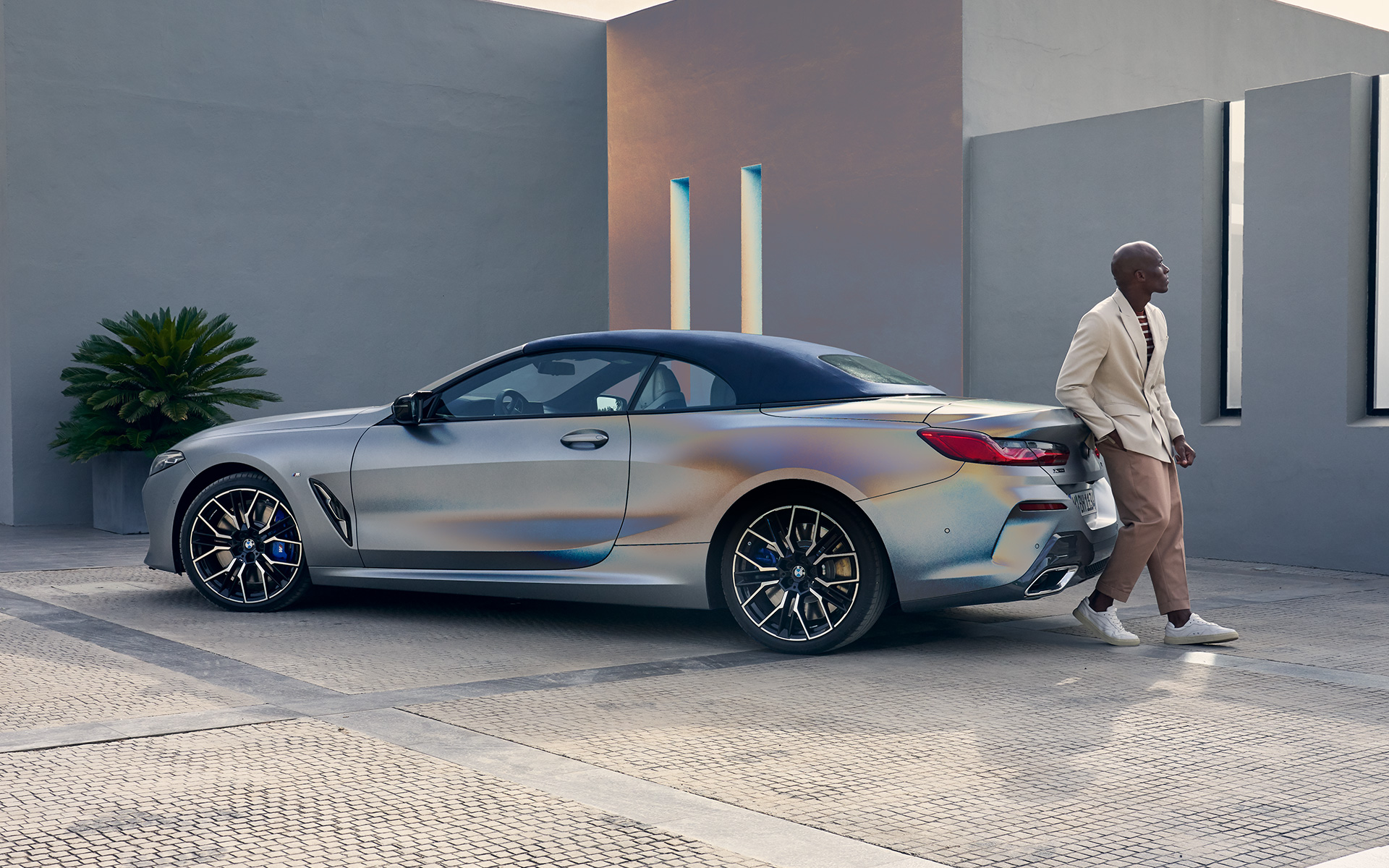 BMW M850i xDrive Cabrio G14 LCI Facelift 2022 BMW Individual metalíza Frozen Pure Grey zadobočný pohľad s mužom opierajúcim sa o vozidlo