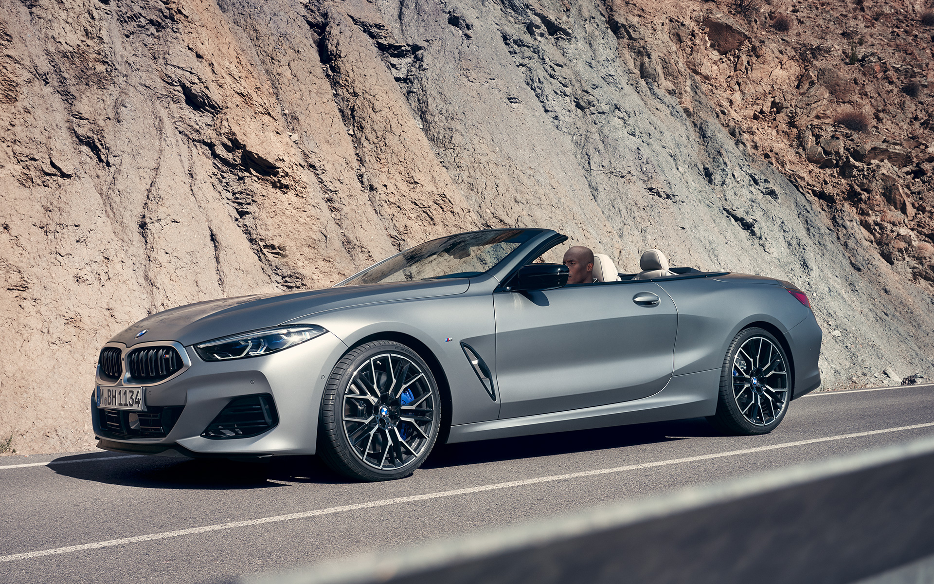 BMW M850i xDrive Cabrio G14 LCI Facelift 2022 BMW Individual metalíza Frozen Pure Grey predobočný pohľad jazdný pred útesom