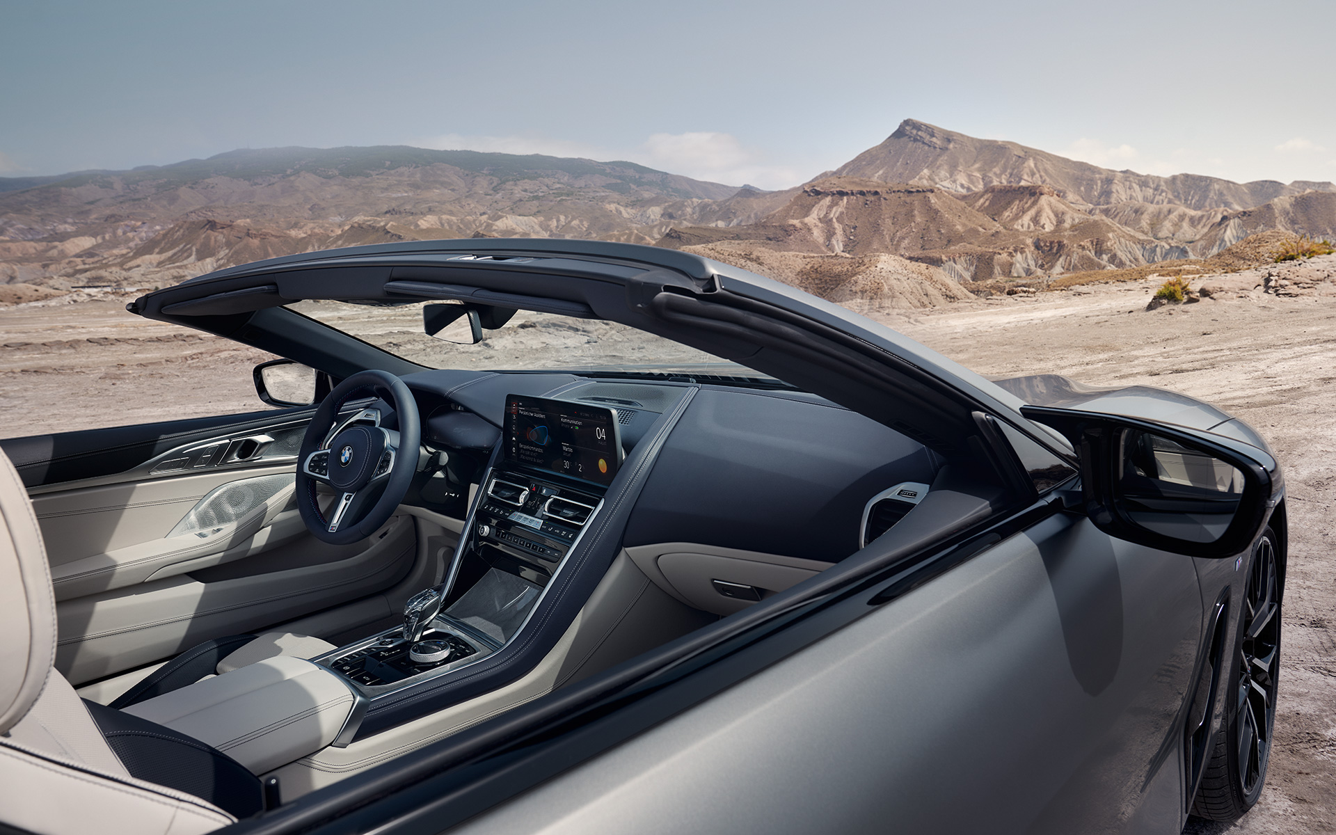 BMW M850i xDrive Cabrio G14 LCI Facelift 2022 BMW Individual metalíza Frozen Pure Grey pohľad do interiéru cez otvorenú strechu