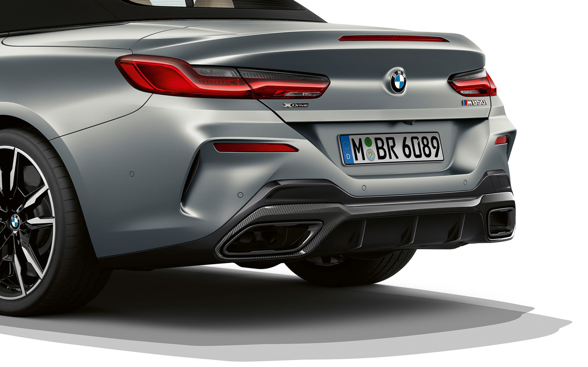 BMW M850i xDrive Cabrio G14 LCI Facelift 2022 BMW Individual metalíza Frozen Pure Grey zadobočný pohľad detail zadný nárazník