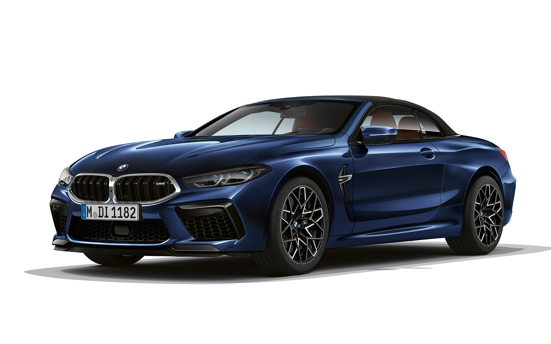 BMW M8 Cabrio F91 LCI Facelift 2022 BMW Individual metalíza Tanzanite Blue predobočný pohľad