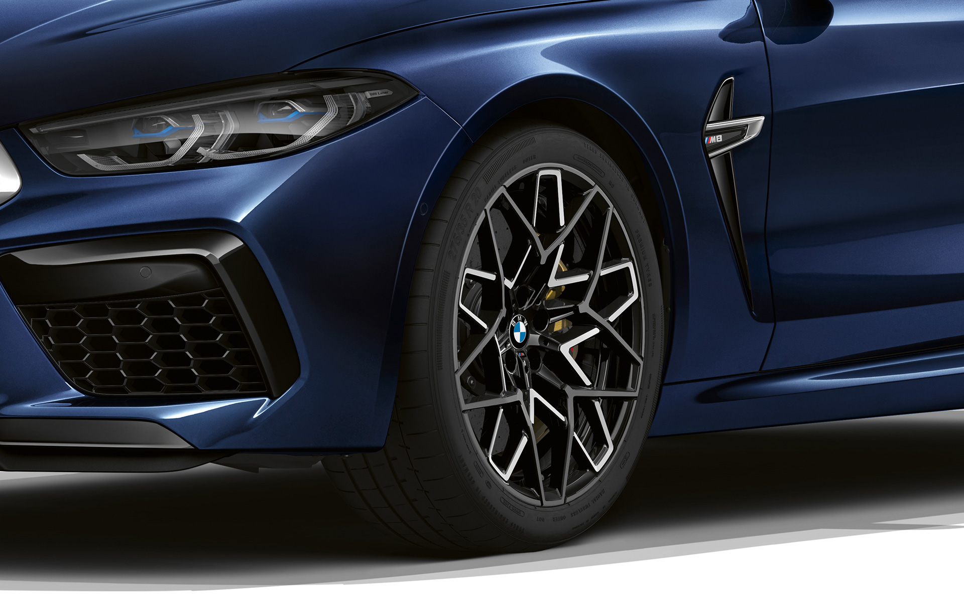 BMW M8 Cabrio F91 LCI Facelift 2022 BMW Individual metalíza Tanzanite Blue 20-palcové M disky z ľahkej zliatiny Star-spoke style 813 M Bicolour detailný pohľad