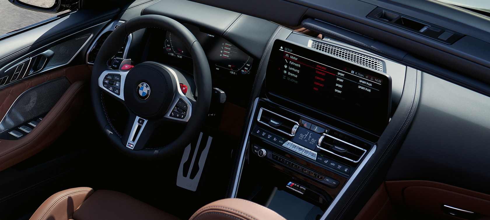 BMW M8 Competition Cabrio F91 LCI Facelift 2022 kokpit iDrive displej