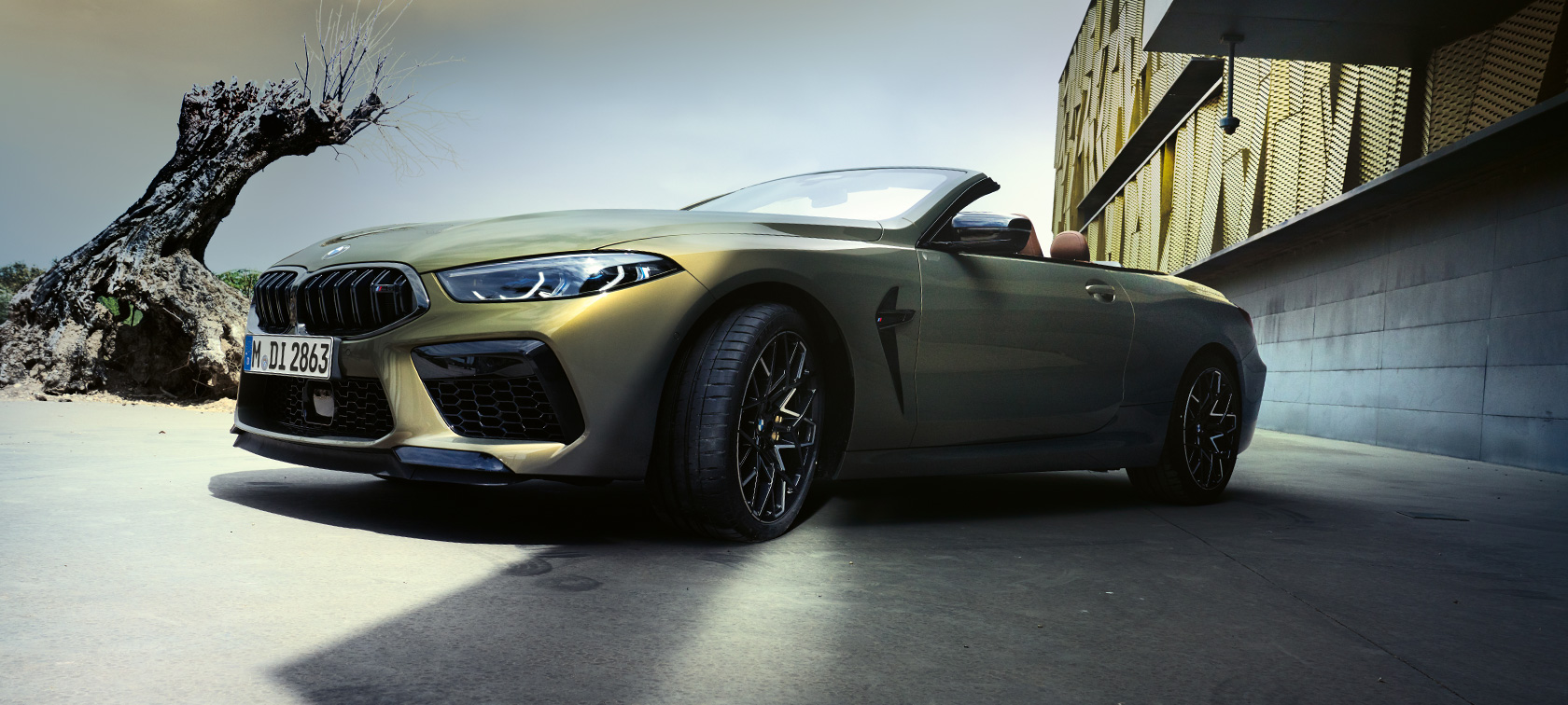 BMW M8 Competition Cabrio F91 LCI Facelift 2022 BMW Individual metalíza Brass predobočný pohľad zdola