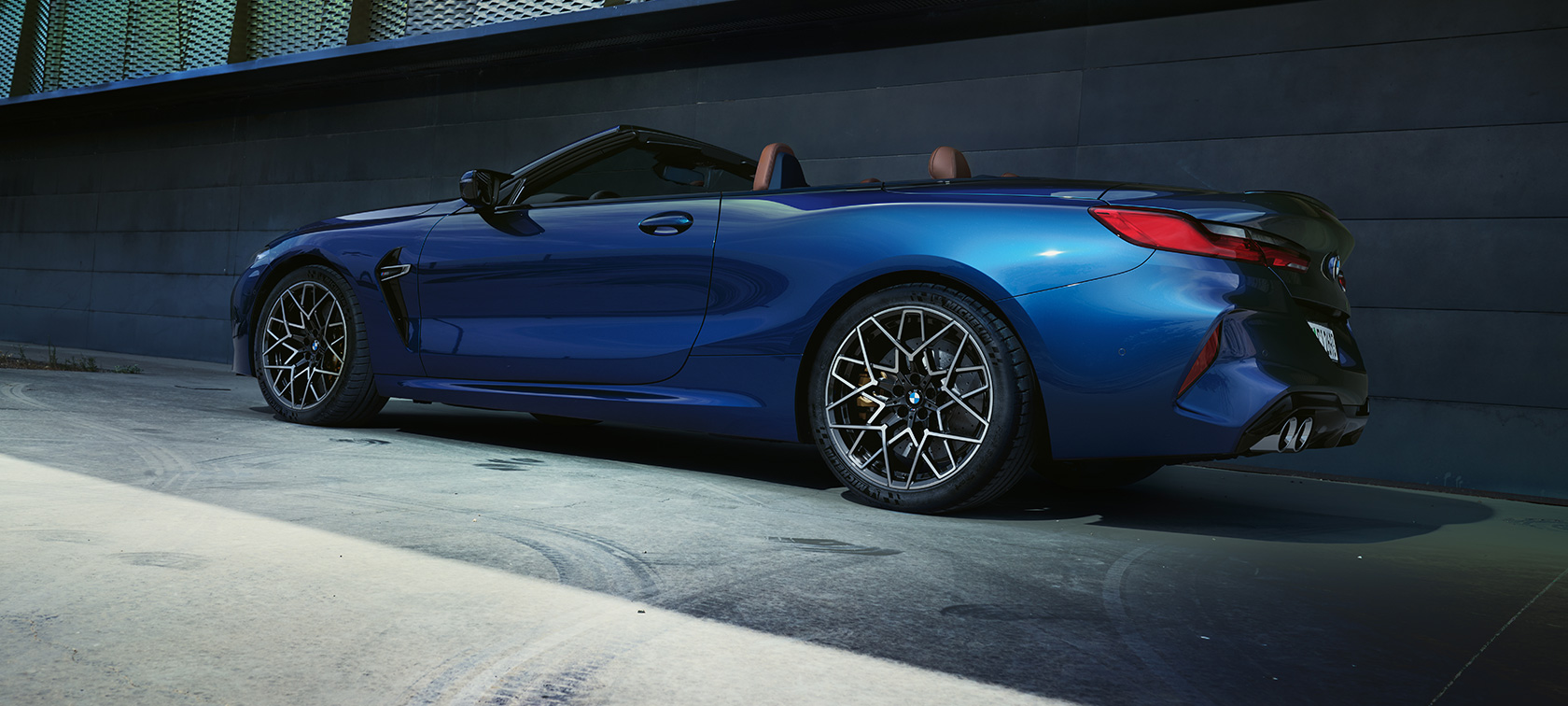 BMW M8 Cabrio F91 LCI Facelift 2022 BMW Individual metalíza Tanzanite Blue zadobočný pohľad