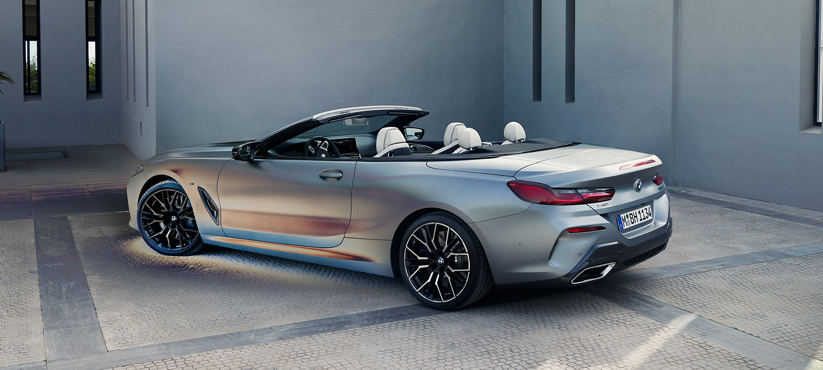 BMW M850i xDrive Cabrio G14 LCI Facelift 2022 BMW Individual metalíza Frozen Pure Grey zadobočný pohľad statický