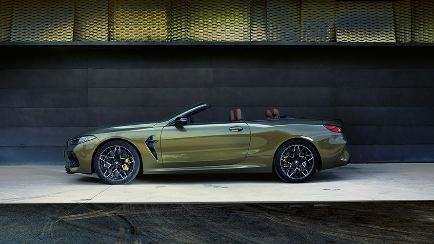 Technické údaje BMW M8 Competition Cabrio F91 LCI Facelift 2022 BMW M8 Competition Cabrio F91 LCI Facelift 2022 BMW Individual metalíza Brass bočný pohľad na pódiu technické údaje