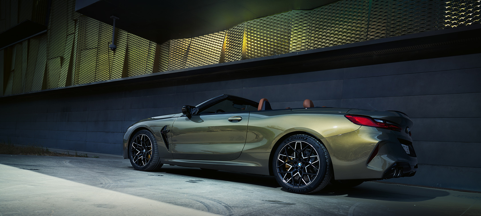 BMW M8 Competition Cabrio F91 LCI Facelift 2022 BMW Individual metalíza Brass bočný pohľad statický pred stenou
