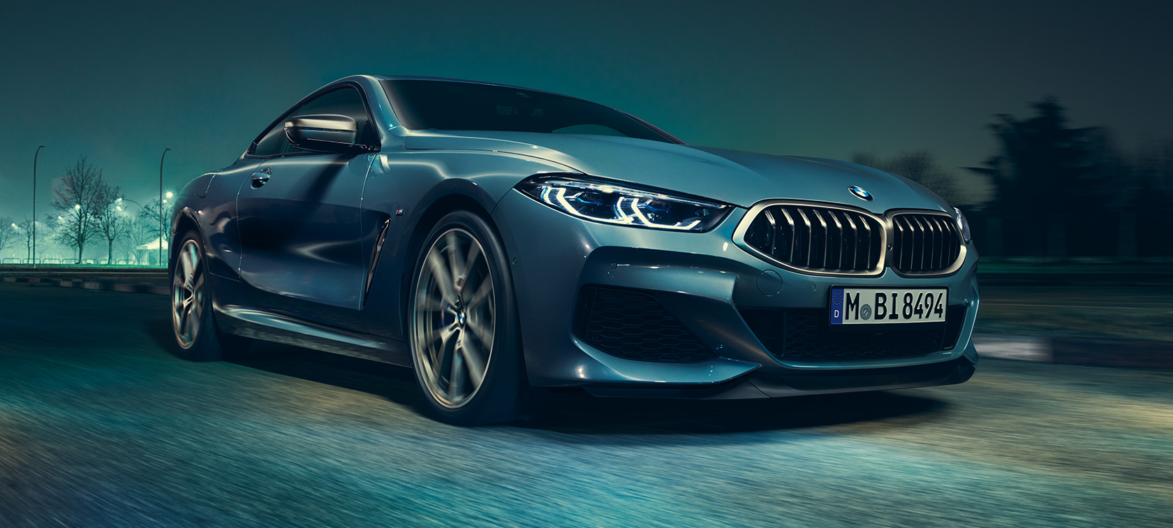 BMW M850i xDrive Coupé, trojštvrťový predný pohľad. BMW M850i xDrive Coupé v metalickej farbe Barcelona Blue, trojštvrťový predný pohľad.