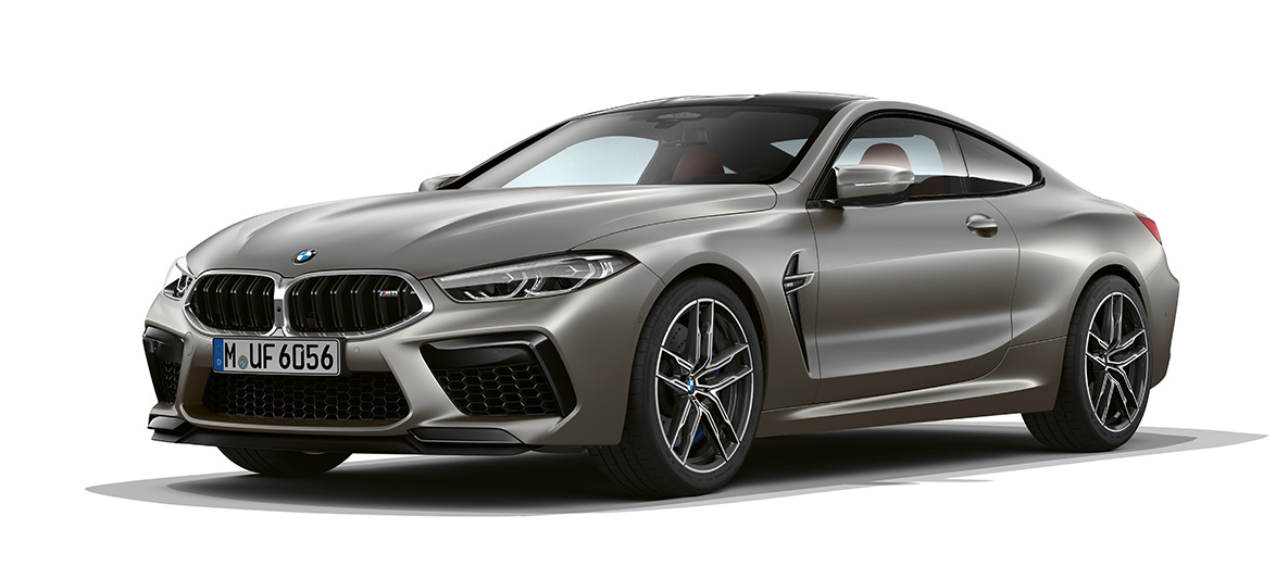 BMW M8 Coupé, trojštvrťový bočný pohľad spredu. BMW M8 Coupé vo farbe Frozen Dark Silver, trojštvrťový bočný pohľad spredu.