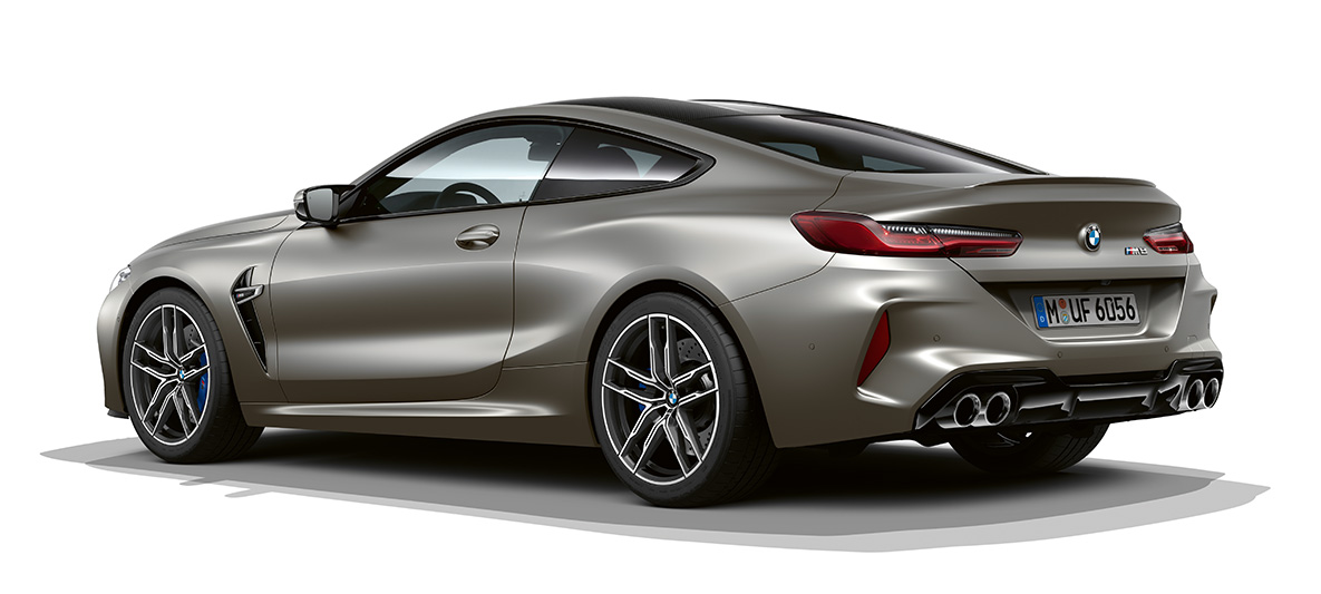 BMW M8 Coupé, trojštvrťový bočný pohľad zozadu. BMW M8 Coupé vo farbe Frozen Dark Silver, trojštvrťový bočný pohľad zozadu.