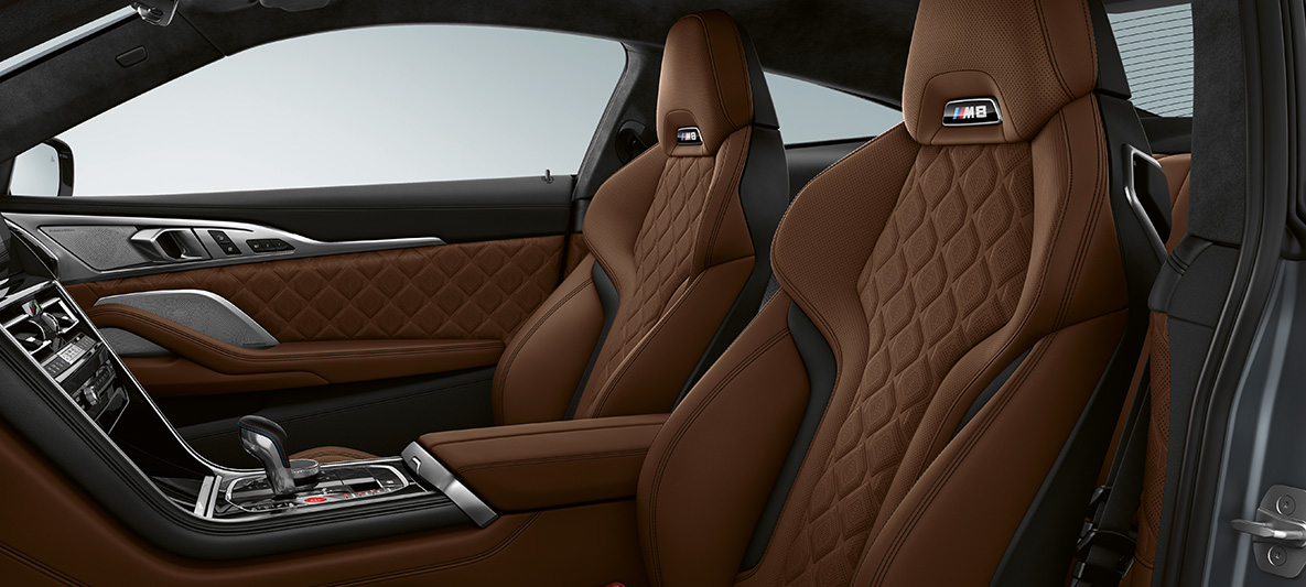 M Sport sedadlá so znakom M. BMW M8 Coupé, interiér s M športovými sedadlami čalúnenými kožou Merino Taruma Brown.