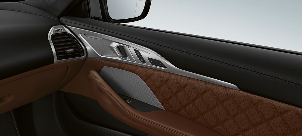 Zvukový systém Bowers & Wilkins Diamond Surround Sound System. BMW M8 Coupé, interiér so zvukovým systémom Bowers & Wilkins Diamond Surround Sound System.