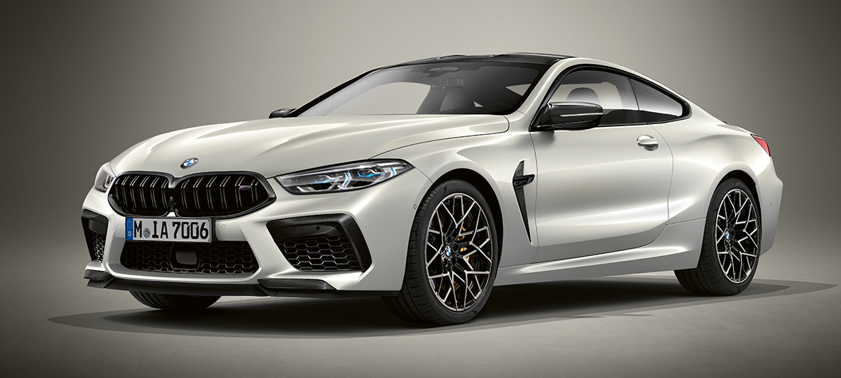 BMW Individual M8 Coupé v metalickej farbe BMW Individual Brilliant White. BMW Individual M8 Coupé v metalickej farbe BMW Individual Brilliant White, trojštvrťový predný pohľad.