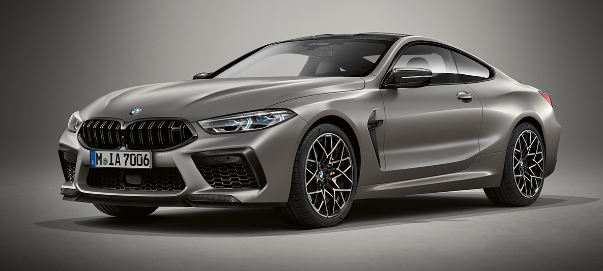 BMW Individual M8 Coupé v metalickej farbe BMW Individual Frozen Dark Silver. BMW Individual M8 Coupé v metalickej farbe BMW Individual Frozen Dark Silver, trojštvrťový predný pohľad.
