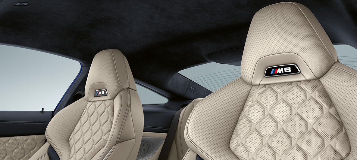 M Sport sedadlo čalúnené kožou Merino | Silverstone s označením M8. BMW Individual M8 Coupé, M Sport sedadlá čalúnené kožou Merino | Silverstone s označením M8.