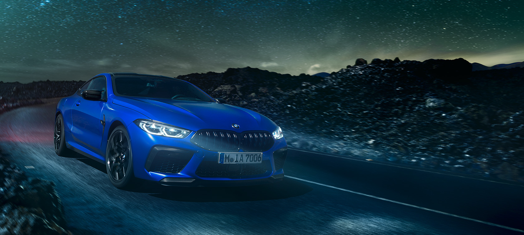 BMW M8 Competition Coupé. Úplne prvé BMW M8 Competition Coupé v metalickej farbe Marina Bay Blue, trojštvrťový predný pohľad.