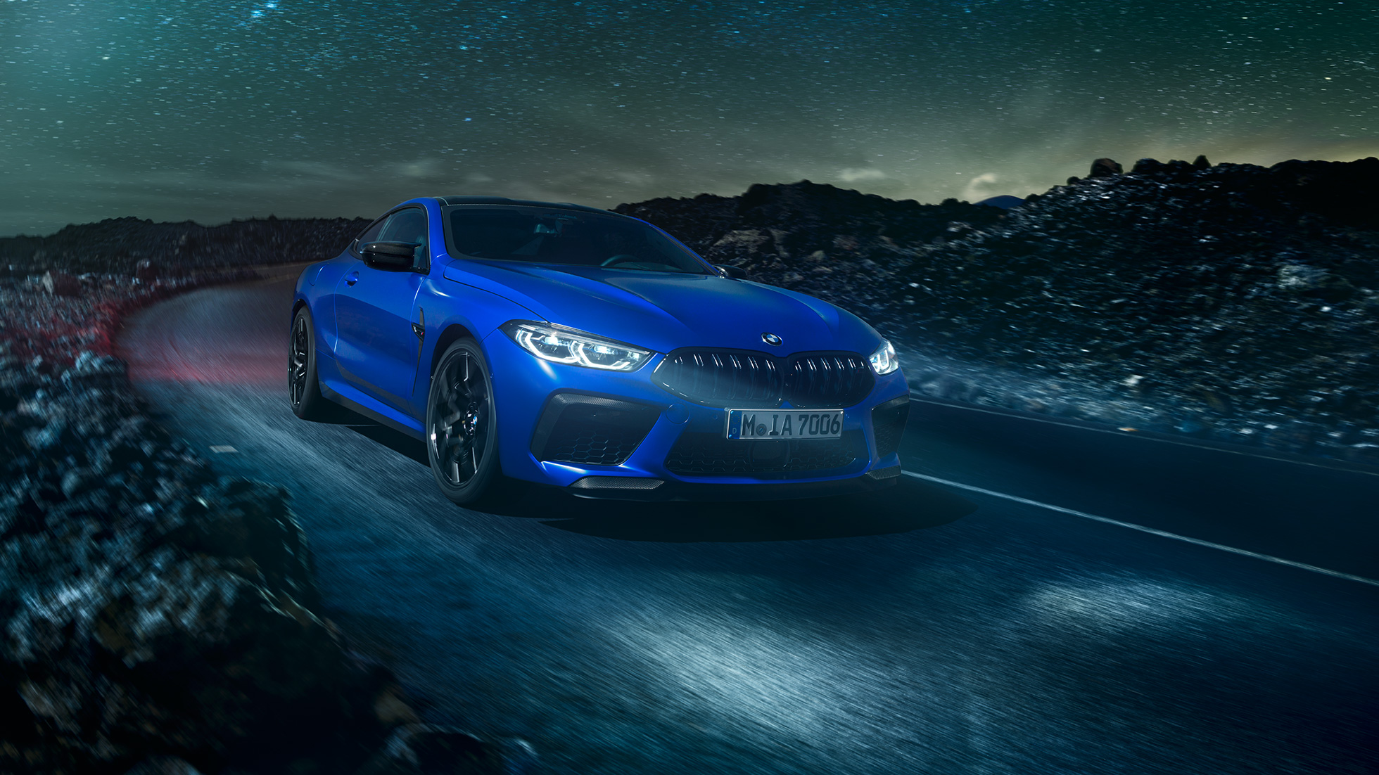 BMW M8 Competition Coupé. Úplne prvé BMW M8 Competition Coupé v metalickej farbe Marina Bay Blue, trojštvrťový predný pohľad.